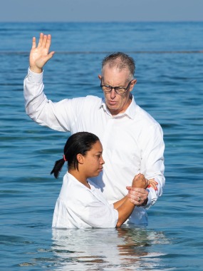 Service de baptême à Cuba, lors de la visite d'elder Ulisses Soares.