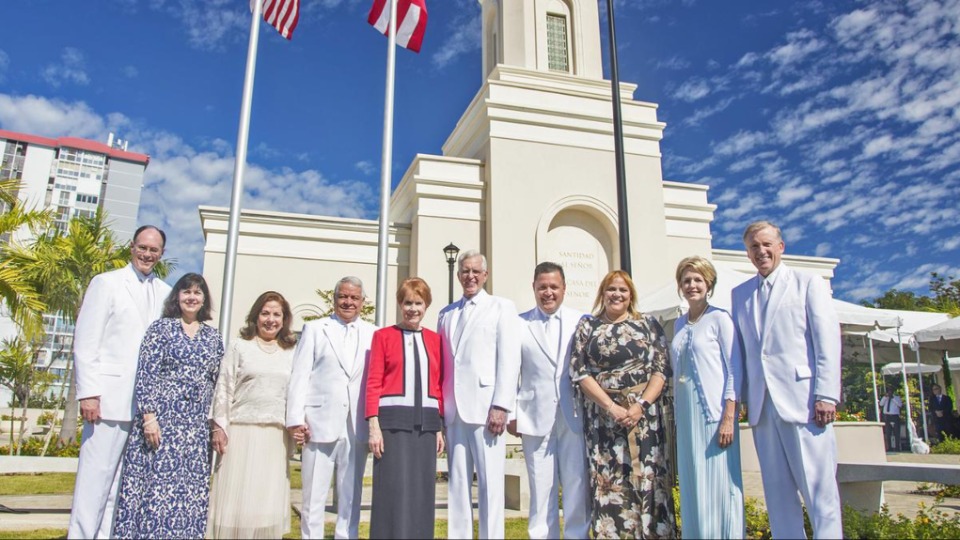 De droite à gauche : elder Kevin R. Duncan et son épouse Nancy, elder Jorge M. Alvarado et son épouse Cari Lu, elder Todd Christofferson et son épouse Katherine, elder Benjamin De Hoyos et son épouse Evelia, et l'évêque Christopher Waddell et son épouse Carol.