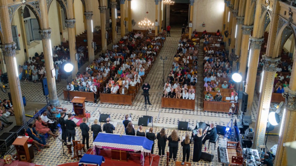 La chorale des etudiants de BYU se produit a la cathedrale catholique de Pointe-a-Pitre en Guadeloupe